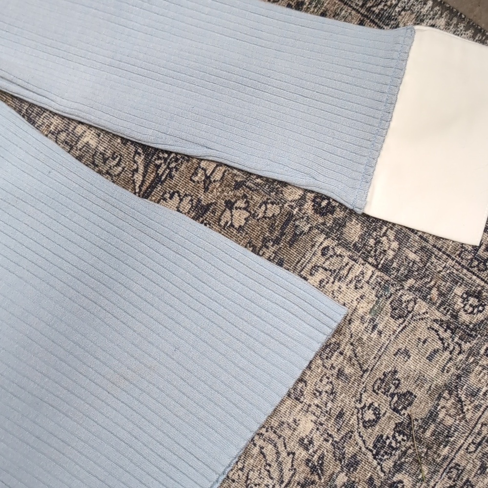 Cable & Gauge Silk Academia Light Blue V-Neck Ribbed Sweater with White Collar - Picture 4 of 5